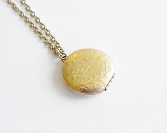 Vintage Gold Tone Round Keepsake Locket Pendant Necklace with Flowers