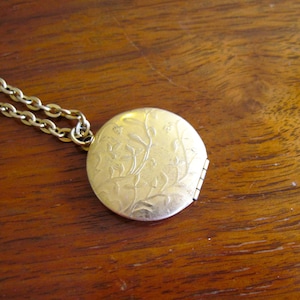 Vintage Gold Ton runden Andenken Medaillon Anhänger Halskette mit Blumen