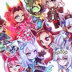 Może przedstawiać: Kolekcja kolorowych naklejek z postaciami w stylu anime. Naklejki przedstawiają różne postacie o unikalnych fryzurach, strojach i wyrazach twarzy. Paleta kolorów obejmuje róż, niebieski, zielony i czerwony, z błyszczącym wykończeniem.