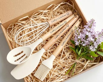 Set di utensili da forno personalizzati con incisione, utensili da cucina in silicone personalizzati, spatola in silicone, scatola regalo per matrimonio, regali da cucina per la mamma, pensionamento