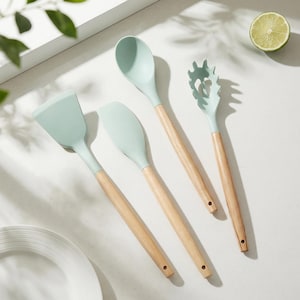 K&ouml;nnte beinhalten: Ein Set aus vier K&uuml;chenutensilien: ein Pfannenwender, ein L&ouml;ffel, ein Spatel und eine Nudelkelle. Jedes Utensil hat einen hellblauen Silikonkopf und einen Griff aus Naturholz. Eine Limettenscheibe ist im Hintergrund.