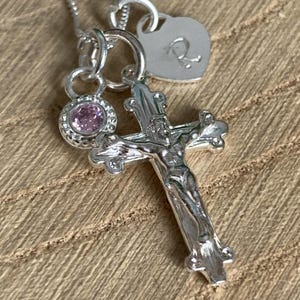 Collar con colgante de cruz crucifijo de lujo mediano en plata de ley 925 con inicial personalizada y piedra de nacimiento, regalo para hermana, madre y amiga.