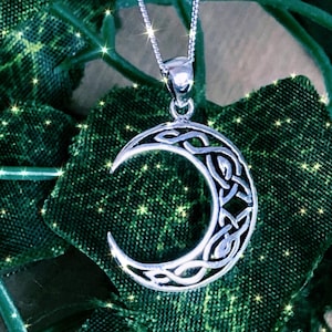 Collar con colgante de luna celta en plata de ley 925 con inicial personalizada, ideal como regalo para hermana, madre, amiga e hija.