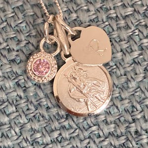 Collar con colgante de San Cristóbal en plata de ley 925 con inicial personalizada y piedra de nacimiento, regalo para hermana, madre y amiga.