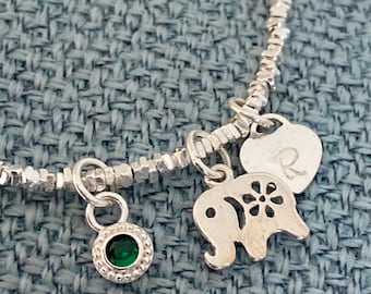 Pulsera de elefante en plata de ley con inicial y piedra de nacimiento personalizadas.