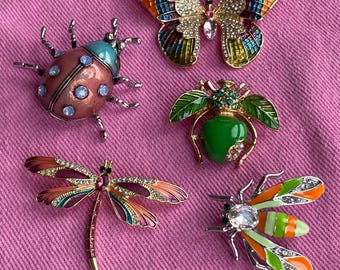 Conjunto de broches de insectos originales de inspiración vintage: libélula, abeja, mariquita, escarabajo, esmalte y circonita. Lote de broches. Regalo ideal para madre, hermana, amiga o hija.