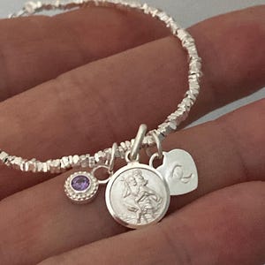 Pulsera personalizada de San Cristóbal en plata de ley 925 con inicial y piedra de nacimiento, ideal como regalo para dama de honor, hermana, madre, hija, abuela o amiga.