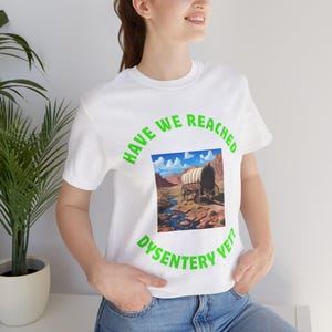 Camiseta unisex con historia de la ruta de Oregón: disentería, colonialismo, día del juicio final, tarjeta de bingo de 2025, camiseta retro de jugador, regalo pionero, camiseta vintage de juego.