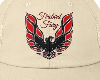 Może przedstawiać: Beżowa czapka bejsbolowa z czarno-czerwonym motywem ptaka i napisem "Firebird Fury". Czapka ma zakrzywiony daszek i zużyty, vintage wygląd.