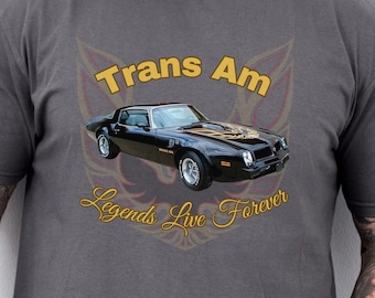Może przedstawiać: Szary t-shirt z nadrukiem czarnego samochodu Trans Am i tekstem "Trans Am Legends Live Forever".