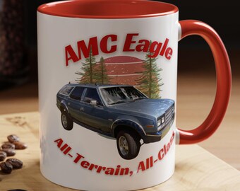 Może przedstawiać: Biały ceramiczny kubek z czerwonym wnętrzem i uchwytem. Kubek przedstawia niebieską grafikę kombi AMC Eagle z czerwonym napisem "AMC Eagle All-Terrain, All-Class". Łyżka i makaronik leżą na drewnianej powierzchni.