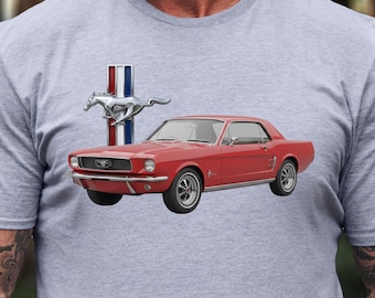 Może przedstawiać: Jasnoszara koszulka z grafiką czerwonego klasycznego samochodu Mustang. Samochód przedstawiony jest ze srebrnym emblematem konia i pionowym wzorem w czerwone, białe i niebieskie paski. Koszulka ma okrągły dekolt.