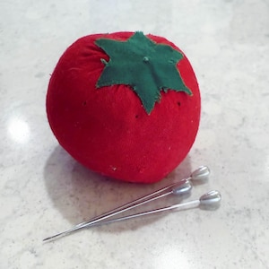 Zierliches Vintage Tomate Nadelkissen mit Erdbeere – Perfekt für Stickereien und Handarbeiten