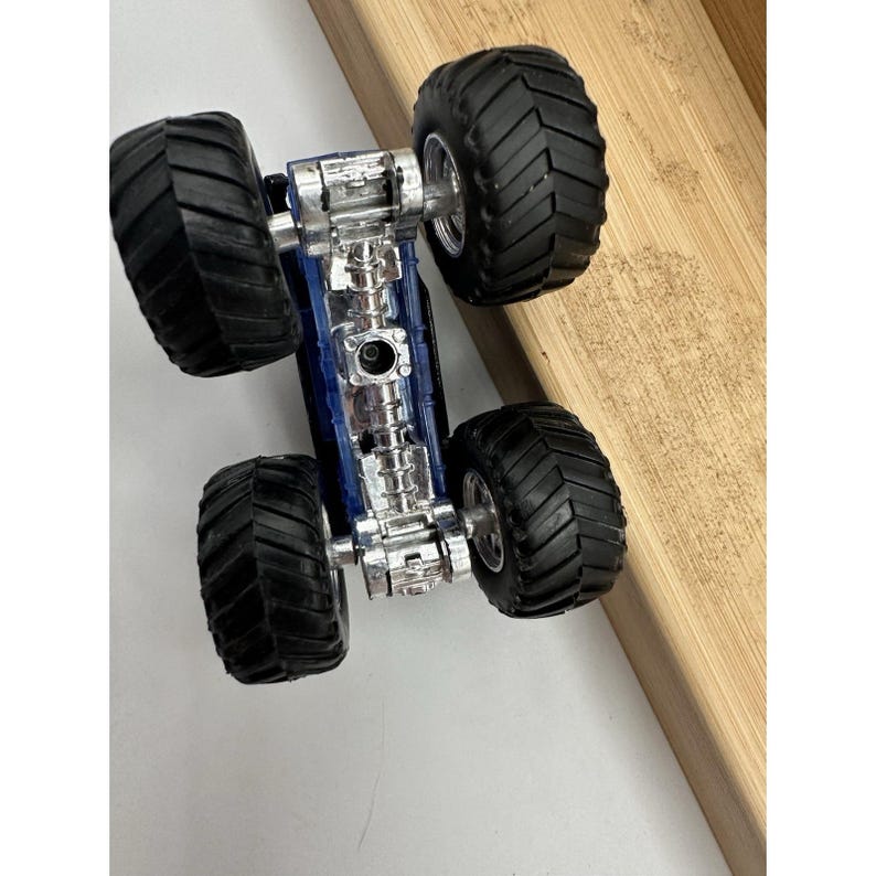 Monster Jam Son-Uva Digger 1:64 Camioneta monstruo de metal fundido imagen 7