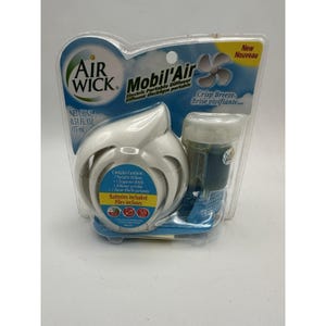 Puede incluir: Difusor portátil eléctrico Air Wick Mobil'Air en embalaje. El paquete incluye un difusor blanco, un frasco de fragancia y pilas. El producto está etiquetado como "Crisp Breeze" y "New". El frasco contiene 15 ml.