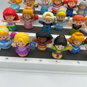 Du väljer Fisher Price Little People Disney Prinsessfigurer, Musse Puh, Prinsessan, Odjuret, Askungen, de 7 dvärgarna, Rapunzel.