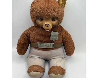 Boneco de pelúcia vintage do Urso Smokey, da Ideal Toy Co., década de 1950, com 43 cm de altura e rosto de borracha.