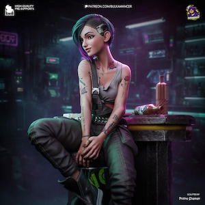 Puede incluir: Ilustraci&oacute;n digital de una mujer con cabello turquesa y morado, vestida con una camiseta sin mangas gris y un mono gris oscuro. Tiene tatuajes en los brazos y el pecho. El fondo es una escena de bar con luces de ne&oacute;n y botellas sobre una mesa. Incluye el texto "PATREON.COM/BULKAMANCER".