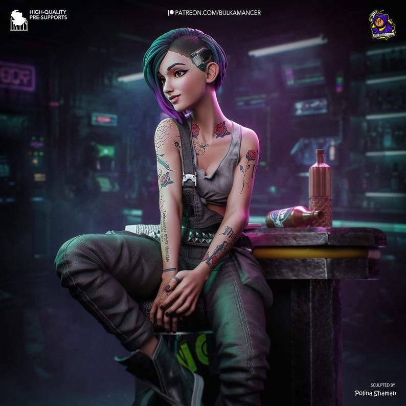 Puede incluir: Ilustraci&oacute;n digital de una mujer con cabello turquesa y morado, vestida con una camiseta sin mangas gris y un mono gris oscuro. Tiene tatuajes en los brazos y el pecho. El fondo es una escena de bar con luces de ne&oacute;n y botellas sobre una mesa. Incluye el texto "PATREON.COM/BULKAMANCER".