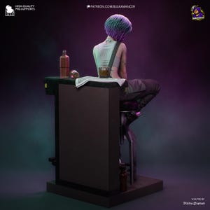 Puede incluir: Una representaci&oacute;n 3D de una persona con cabello morado y verde sentada en una barra. Una botella, un vaso de l&iacute;quido &aacute;mbar y un peri&oacute;dico est&aacute;n en la barra. La barra es oscura con una base negra y una parte superior verde.