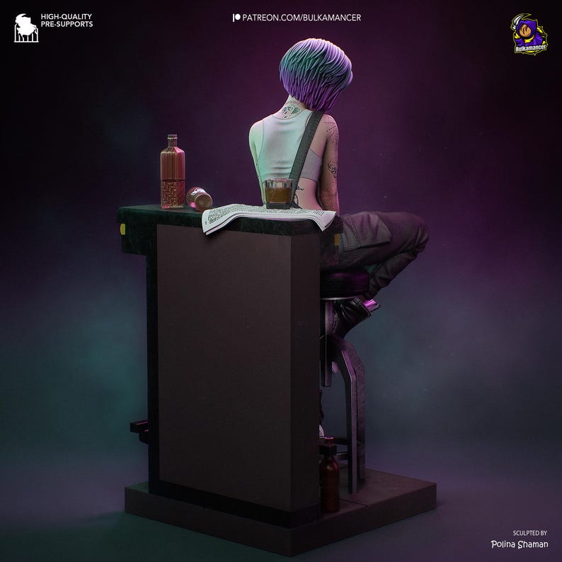 Puede incluir: Una representaci&oacute;n 3D de una persona con cabello morado y verde sentada en una barra. Una botella, un vaso de l&iacute;quido &aacute;mbar y un peri&oacute;dico est&aacute;n en la barra. La barra es oscura con una base negra y una parte superior verde.