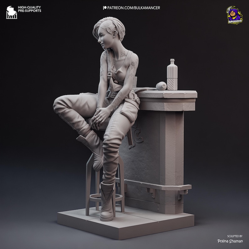 Puede incluir: Escultura en escala de grises de una persona sentada en un taburete, apoyada en una barra. La figura lleva pantalones, botas y una camiseta, con tatuajes visibles en el brazo. Una botella y una esfera est&aacute;n en la barra.