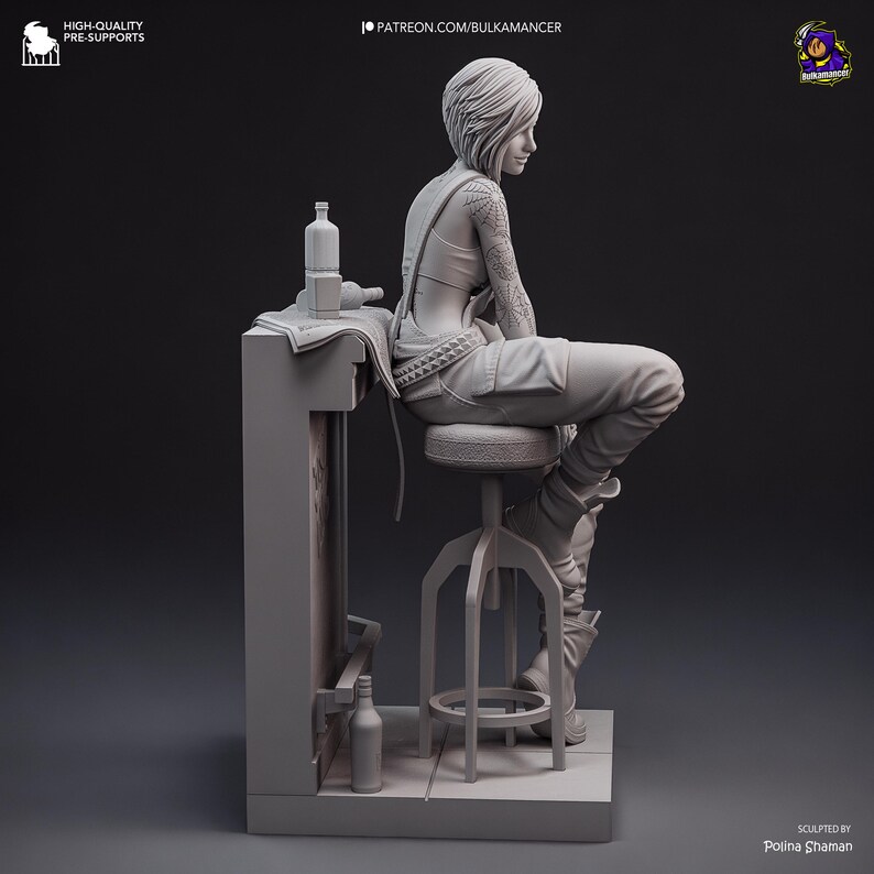 Puede incluir: Figura impresa en 3D de una persona sentada en un taburete detr&aacute;s de una barra. La persona tiene tatuajes en el brazo y lleva una camiseta sin mangas, un mono y botas. Hay botellas y una toalla en la barra. La figura es de color neutro.