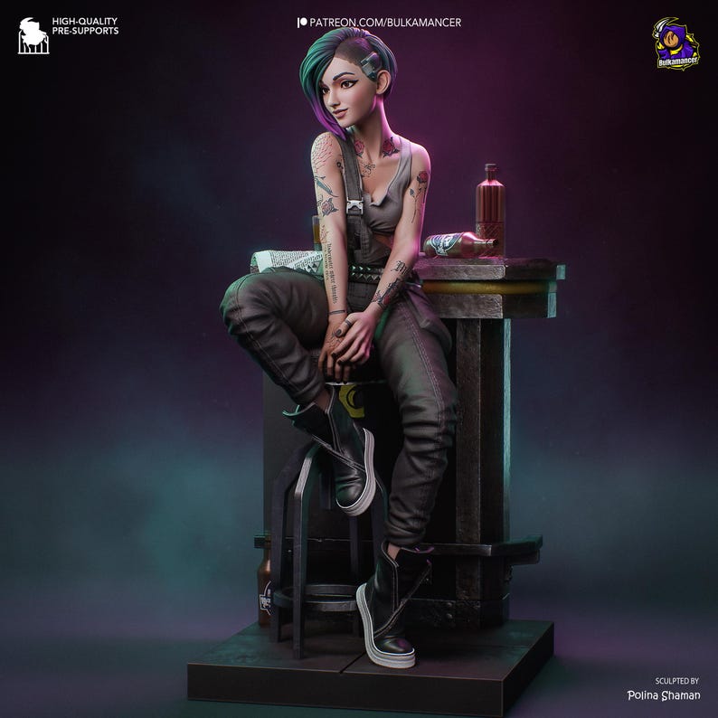 Puede incluir: Figura detallada de una persona con cabello verde y morado, que lleva una camiseta sin mangas gris, un mono negro y botas negras. La figura est&aacute; sentada en un taburete junto a una peque&ntilde;a mesa con una botella y otros objetos.