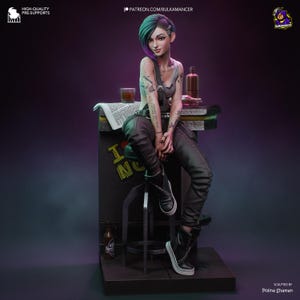 Puede incluir: Figura detallada de una mujer con cabello verde azulado y morado, tatuajes y que lleva una camiseta sin mangas y un mono, sentada en un bar. La barra tiene el texto "I NO". Una botella y un vaso est&aacute;n en la barra. La figura est&aacute; sobre una base oscura.