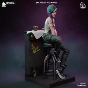 Puede incluir: Figura detallada de una persona con cabello turquesa y morado, que lleva un top corto, pantalones negros y botas, sentada en un taburete de bar. La barra tiene "I NC" y un gr&aacute;fico de coraz&oacute;n. Un vaso de l&iacute;quido &aacute;mbar y un peri&oacute;dico est&aacute;n en la barra.