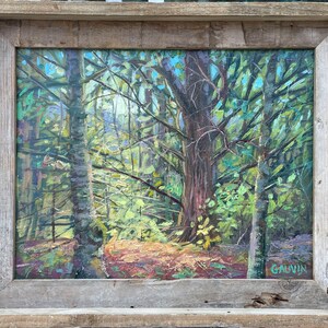Puede incluir: Una pintura al óleo enmarcada que representa una escena de bosque con árboles altos y follaje exuberante. La pintura está realizada en un estilo realista con un enfoque en los detalles de los árboles y las hojas. La firma del artista, "GAUVIN", es visible en la esquina inferior derecha de la pintura.