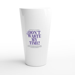 Könnte beinhalten: Weißer Becher mit dem Text "DON'T WASTE MY TIME!" in Lila, zusammen mit einer kleinen Schmetterlingsgrafik. Der Becher hat auch zusätzlichen Text oben und unten. Der Becher hat eine hohe, zylindrische Form.