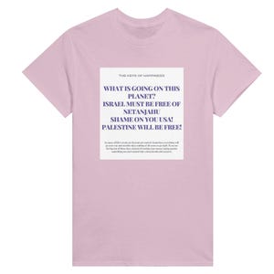 Könnte beinhalten: Ein hellrosa T-Shirt mit kurzen Ärmeln und einer weißen rechteckigen Grafik auf der Brust. Die Grafik enthält dunkelblauen Text, der lautet: THE KEYS OF HAPPINESS, WHAT IS GOING ON THIS PLANET? ISRAEL MUST BE FREE OF NETANJAHU, SHAME ON YOU USA!