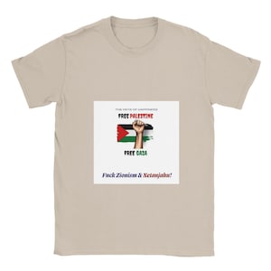 Könnte beinhalten: Ein beiges T-Shirt mit kurzen Ärmeln und einem zentralen Aufdruck, der eine erhobene Faust vor der palästinensischen Flagge zeigt. Der Text lautet: THE KEYS OF HAPPINESS, FREE PALESTINE, FREE GAZA und Fuck Zionism & Netanjahu! in Schwarz, Rot, Grün und Blau.