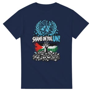 Könnte beinhalten: Ein marineblaues T-Shirt mit einem Grafikdruck und dem Text SHAME ON YOU, UN! Das Design zeigt das Emblem der Vereinten Nationen, eine Hand, die aus einem Trümmerhaufen ragt, die palästinensische Flagge und mehrere Paar Kinderschuhe.