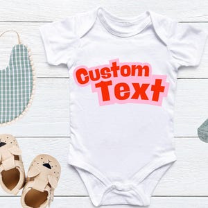 カスタムテキストキッズTシャツ、カスタムテキストベビーワンジー、カスタム幼児Tシャツ、カスタムユーススウェットシャツ、カスタムボディスーツ、パーソナライズボディスーツ