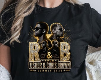 Peut inclure: T-shirt noir avec un motif "R&B" doré et orné de diamants et le texte "USHER & CHRIS BROWN SUMMER 2026". Le t-shirt présente des images d'Usher et Chris Brown. Col rond.