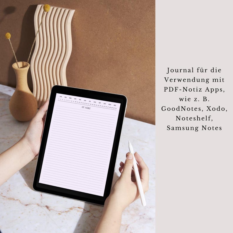 Op de afbeelding: Een digitale dagboek sjabloon voor gebruik met PDF notitie-apps zoals GoodNotes, Xodo, Noteshelf en Samsung Notes. De sjabloon is geopend op een tablet met een stylus in de buurt.