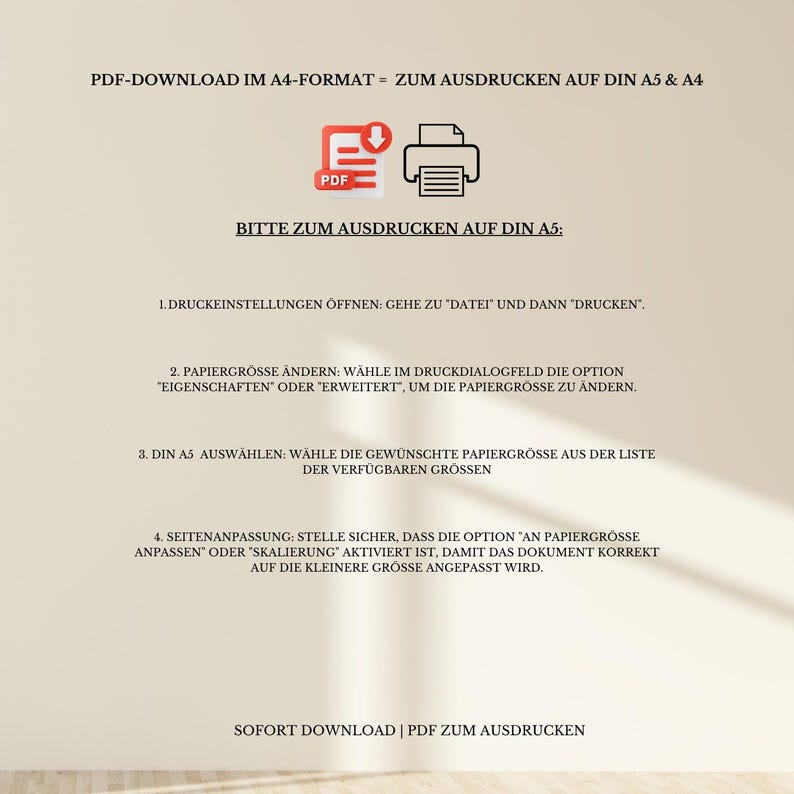 Op de afbeelding: Een witte achtergrond met zwarte tekst die uitlegt hoe je een PDF-document op A5-papier kunt afdrukken. De tekst bevat instructies over hoe je de papiergrootte in het afdrukdialoogvenster kunt wijzigen. De tekst bevat ook de woorden "PDF-Download" en "Sofort Download".