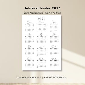 Könnte beinhalten: Ein druckbarer Kalender für das Jahr 2026. Der Kalender ist in Schwarzweiß gehalten und hat ein schlichtes Design. Der Kalender ist in vier Größen erhältlich: A5, A4, A3 und A2. Der Text "Jahreskalender 2026" befindet sich oben auf dem Kalender. Der Text "zum Ausdrucken" befindet sich unter dem Titel. Der Text "A5, A4, A3 & A2" befindet sich unter dem Text "zum Ausdrucken". Der Text "ZUM AUSDRUCKEN PDF | SOFORT DOWNLOAD" befindet sich unten auf dem Kalender.