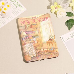 Może przedstawiać: Prostokątne etui z ilustracją w stylu vintage z magazynu The New Yorker. Grafika przedstawia przytulne wnętrze z akcesoriami do szycia, maszyną do szycia i oknem. Okładka datowana jest na 2 marca 1987 r.