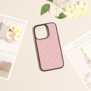 Könnte beinhalten: Ein Set aus drei Keramikbechern mit gesprenkelter, matter Oberfläche. Die Becher sind in den Farbtönen Creme, Hellgrau und Dunkelgrau gehalten. Jeder Becher hat ein schlichtes, minimalistisches Design und einen abgerundeten Henkel.