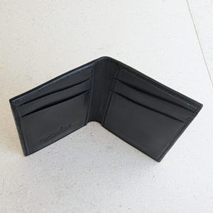 Tarjetero vertical VICTUS. Capacidad para 12 tarjetas. Cuero de Wickett & Craig USA.