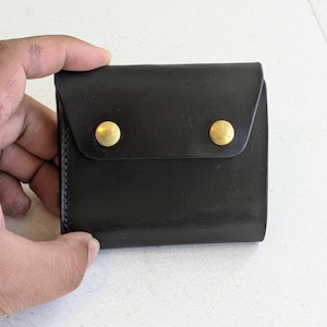Cartera VICTUS de tres pliegues. Ranuras para tarjetas, monedero y compartimento para billetes. Cuero de Wickett & Craig USA.