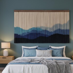 Elegante arazzo da parete in macramè: arazzo in filato nei toni del blu, decorazione sofisticata per un ampio soggiorno, camera da letto, ufficio o corridoio.
