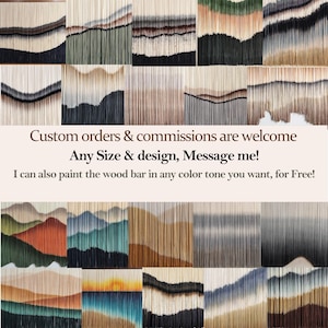 Peut inclure: Une collection de tentures murales en macram&eacute; color&eacute;es avec diff&eacute;rents motifs. Les tentures sont r&eacute;alis&eacute;es avec des fils de diff&eacute;rentes couleurs et sont suspendues &agrave; une barre en bois. Le texte "Custom orders & commissions are welcome Any Size & design, Message me! I can also paint the wood bar in any color tone you want, for Free!" est affich&eacute; sous les tentures.