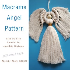 Puede incluir: Un ángel de macramé crema con cabeza de cuentas de madera, detalles dorados y una larga falda de borlas. Las alas están extendidas. La imagen incluye texto: "Macrame Angel Pattern" y "Step by Step Tutorial For complete Beginner".