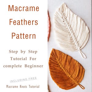 Może przedstawiać: Krok po kroku samouczek tworzenia wzoru pióra z makramą dla początkujących, w tym bezpłatny samouczek dotyczący węzłów makramowych. Obraz przedstawia dwa pióra z makramą, jedno białe, a drugie pomarańczowe.