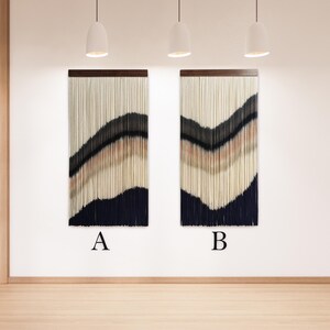 Peut inclure: Deux tentures murales abstraites avec un motif ondul&eacute; et superpos&eacute; dans des tons de blanc, beige, noir et bleu. Les tentures sont &eacute;tiquet&eacute;es "A" et "B".