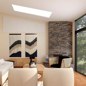 Peut inclure: Un salon avec une chemin&eacute;e en pierre, deux tapisseries murales tiss&eacute;es, une table basse en bois et deux fauteuils beiges.
